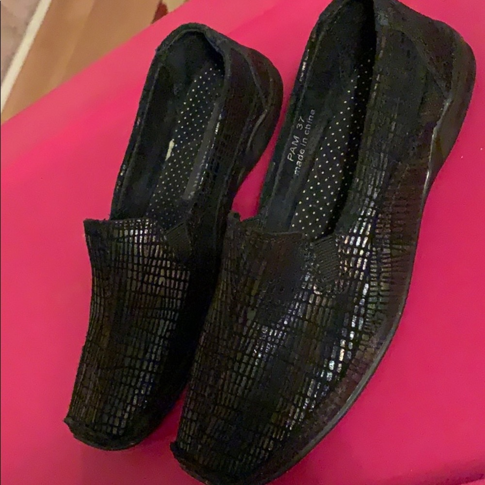 Loafer like shoes